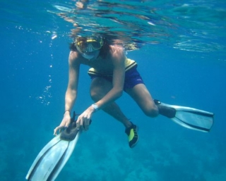  Snorkeling equipment 